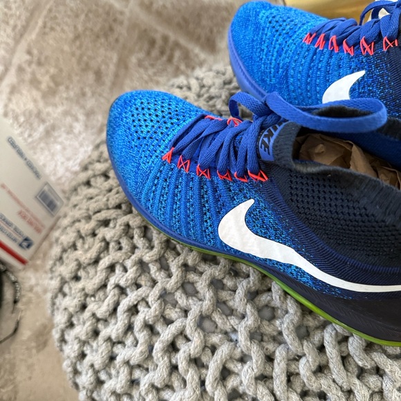 Nike Zoom Sneakers. Very good used condition. No signs of Wear. Sz 9.5 - Picture 4 of 5